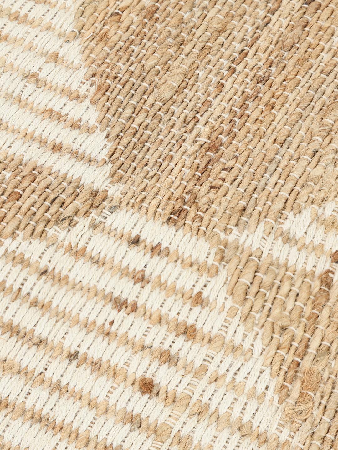 Beige ja valkoinen käytävämatto geometrisella kuviolla