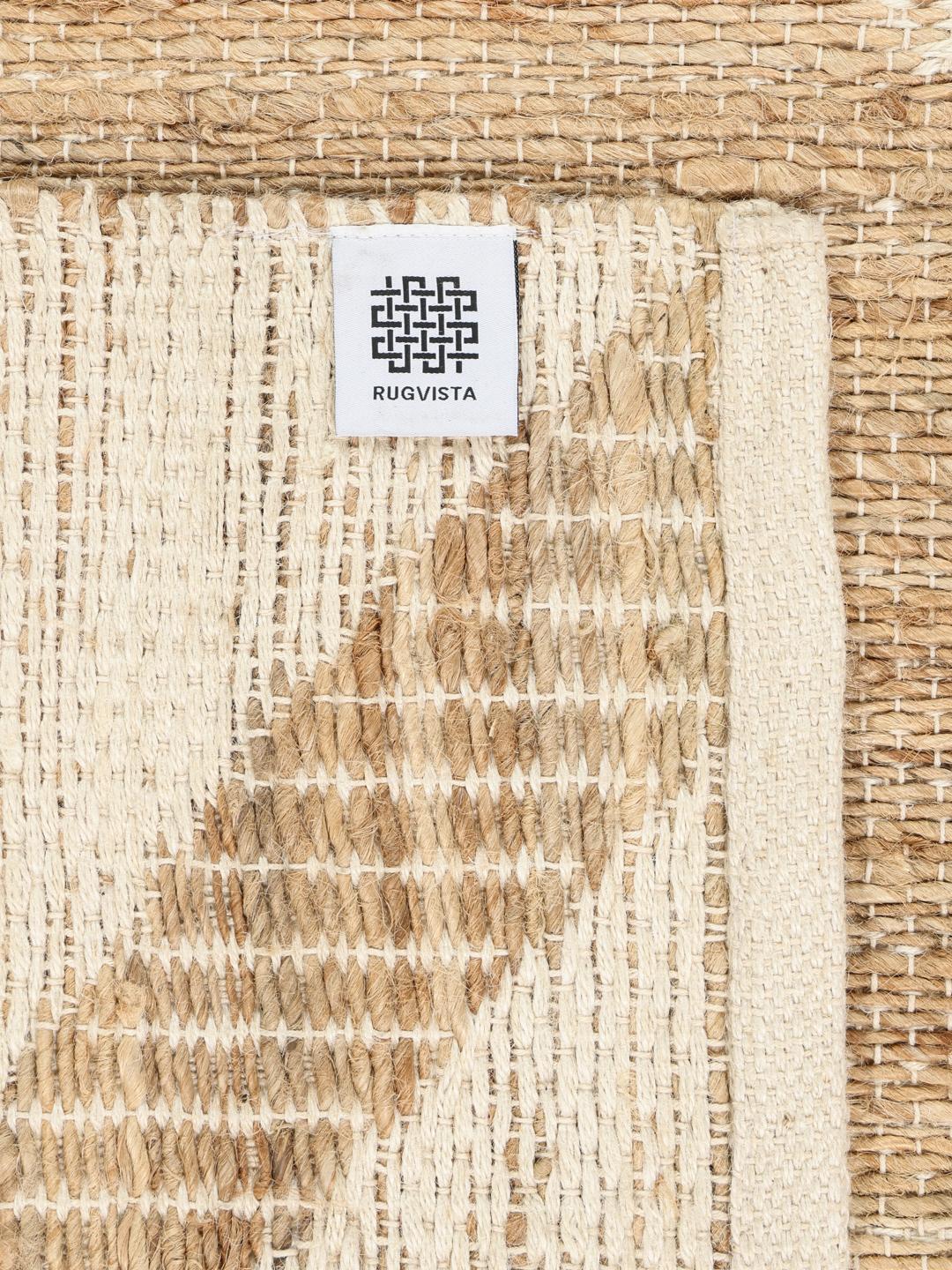 Beige ja valkoinen käytävämatto geometrisella kuviolla