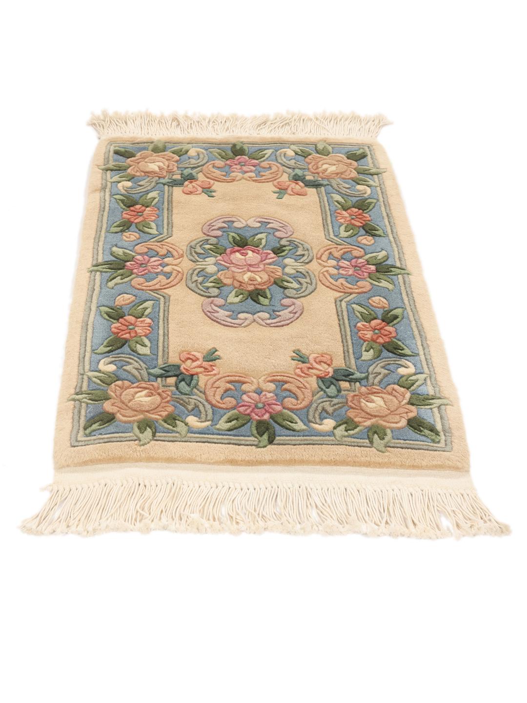 Et rektangulært håndlavet kinesisk tæppe med et blomstermønster i beige, blå, lyserød og grøn.