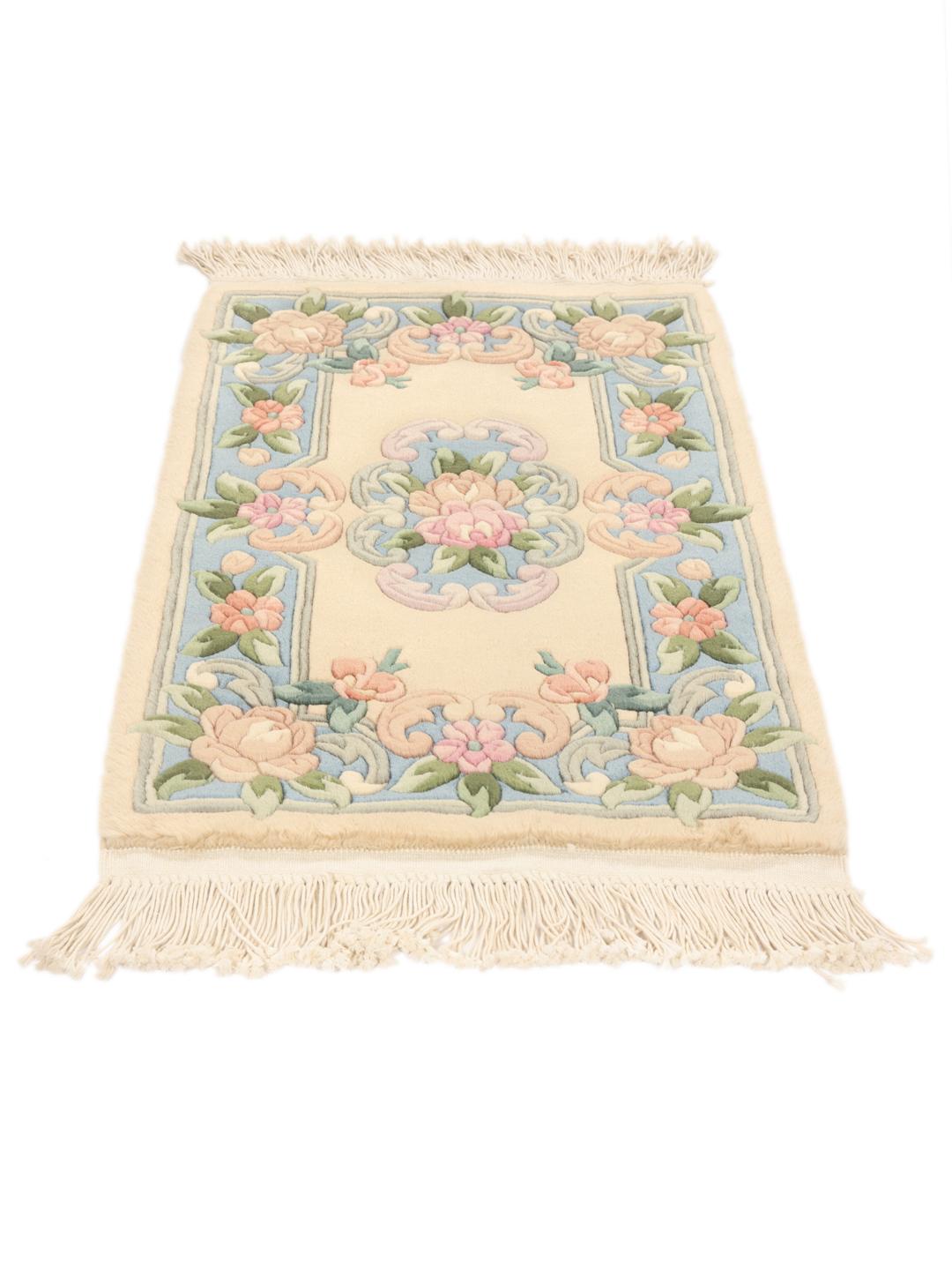 Et rektangulært håndlavet kinesisk tæppe med et blomstermønster i beige, blå, lyserød og grøn.