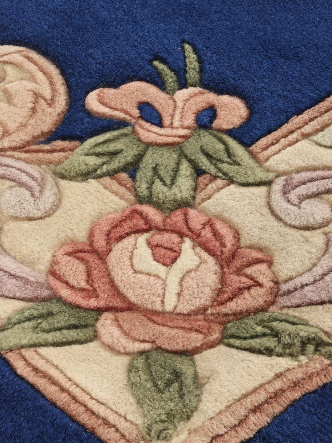 Håndknyttet kinesisk tæppe med blomstermotiver i blå og creme