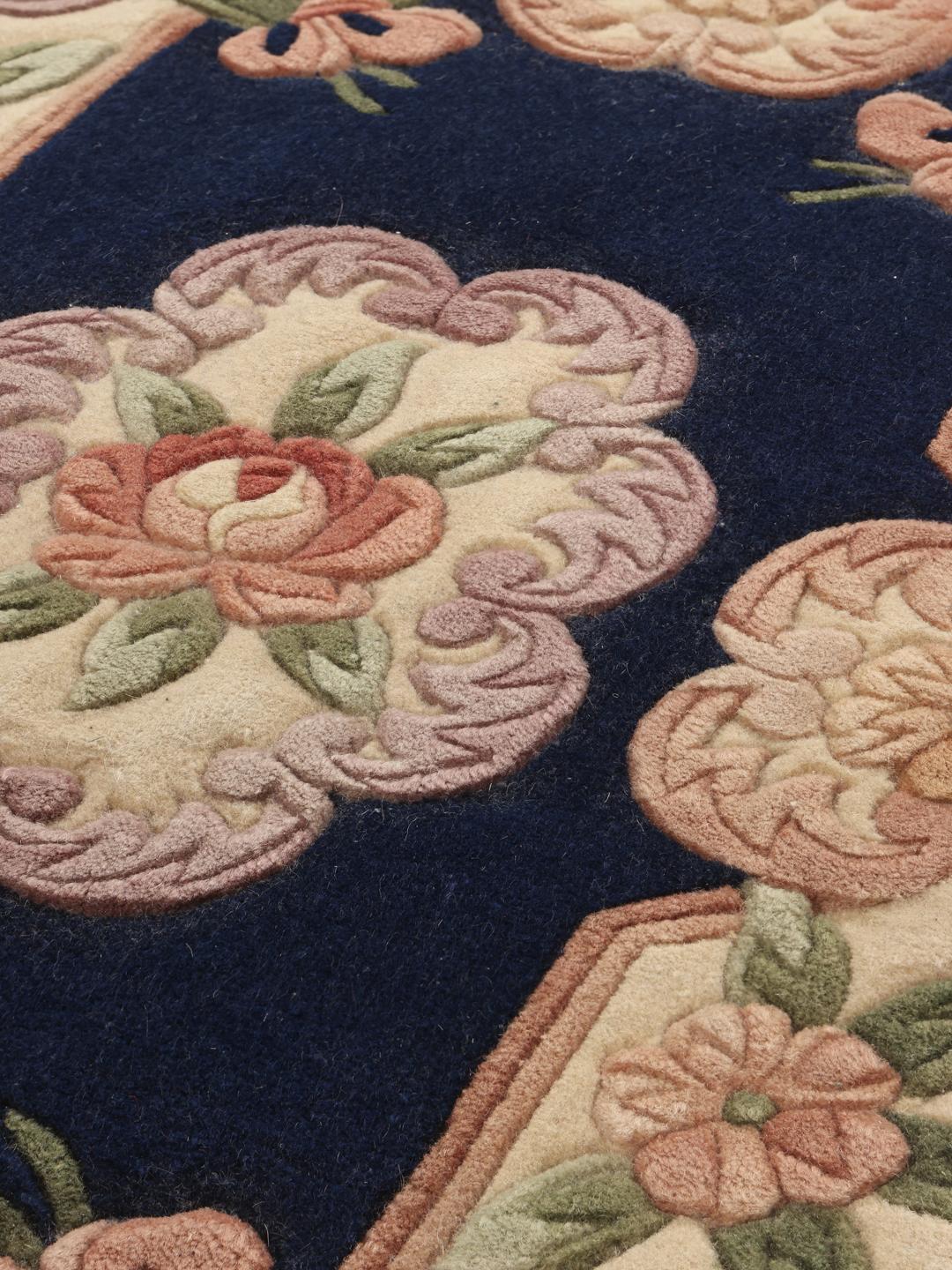 Håndknyttet kinesisk tæppe med blomstermotiver i blå og bløde pastelfarver