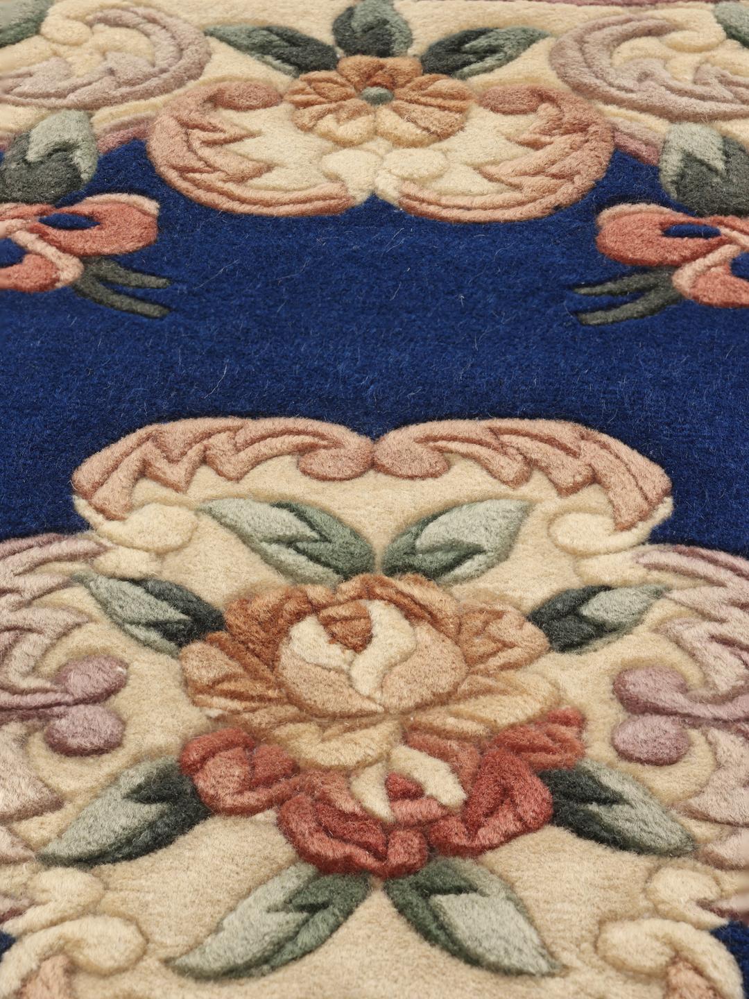 Håndknyttet kinesisk tæppe med blomstermotiver på et blåt felt