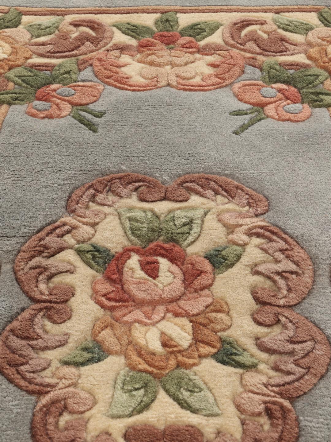 Håndknyttet blomstret tæppe fra Kina i blå og beige toner