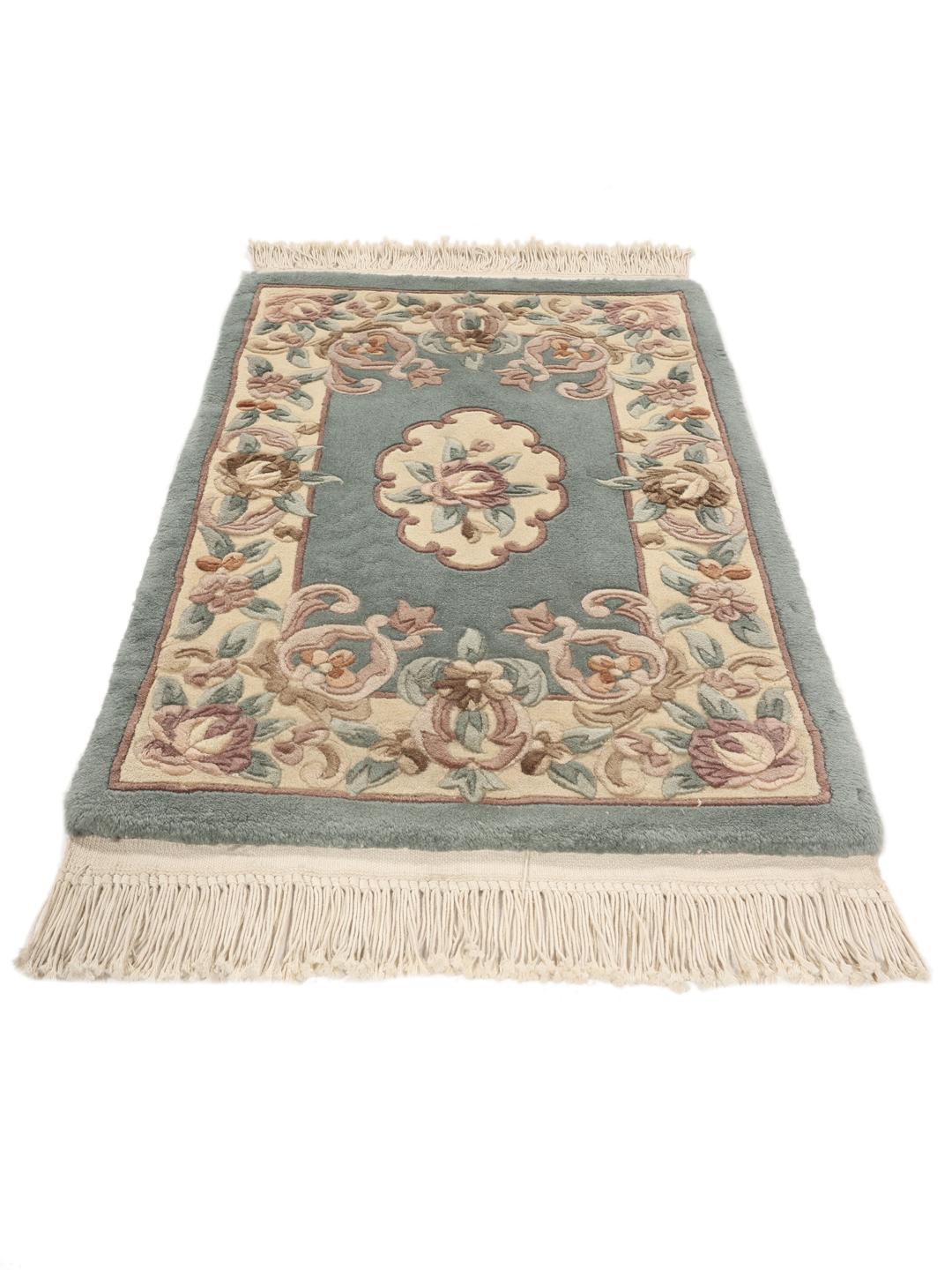 Håndknyttet kinesisk tæppe med et blomstret mønster i blåt og beige.