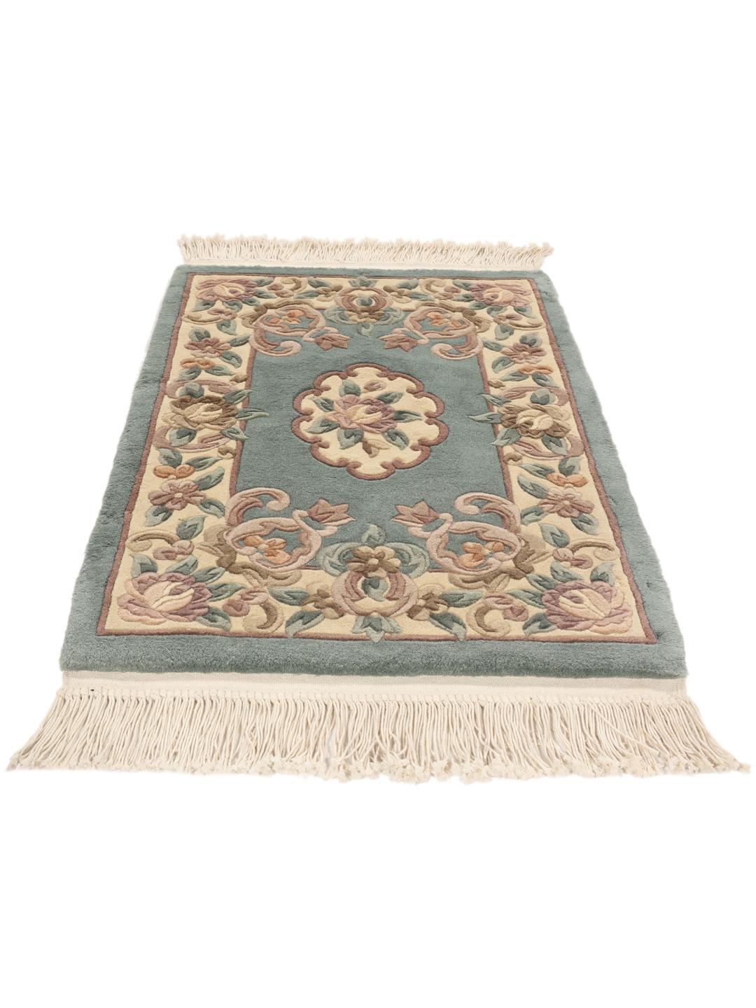 Håndknyttet kinesisk tæppe med blomstermotiver i lyseblå og beige.