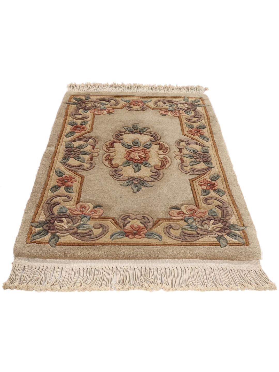 Et rektangulært kinesisk tæppe med blomstermotiver på en beige baggrund.