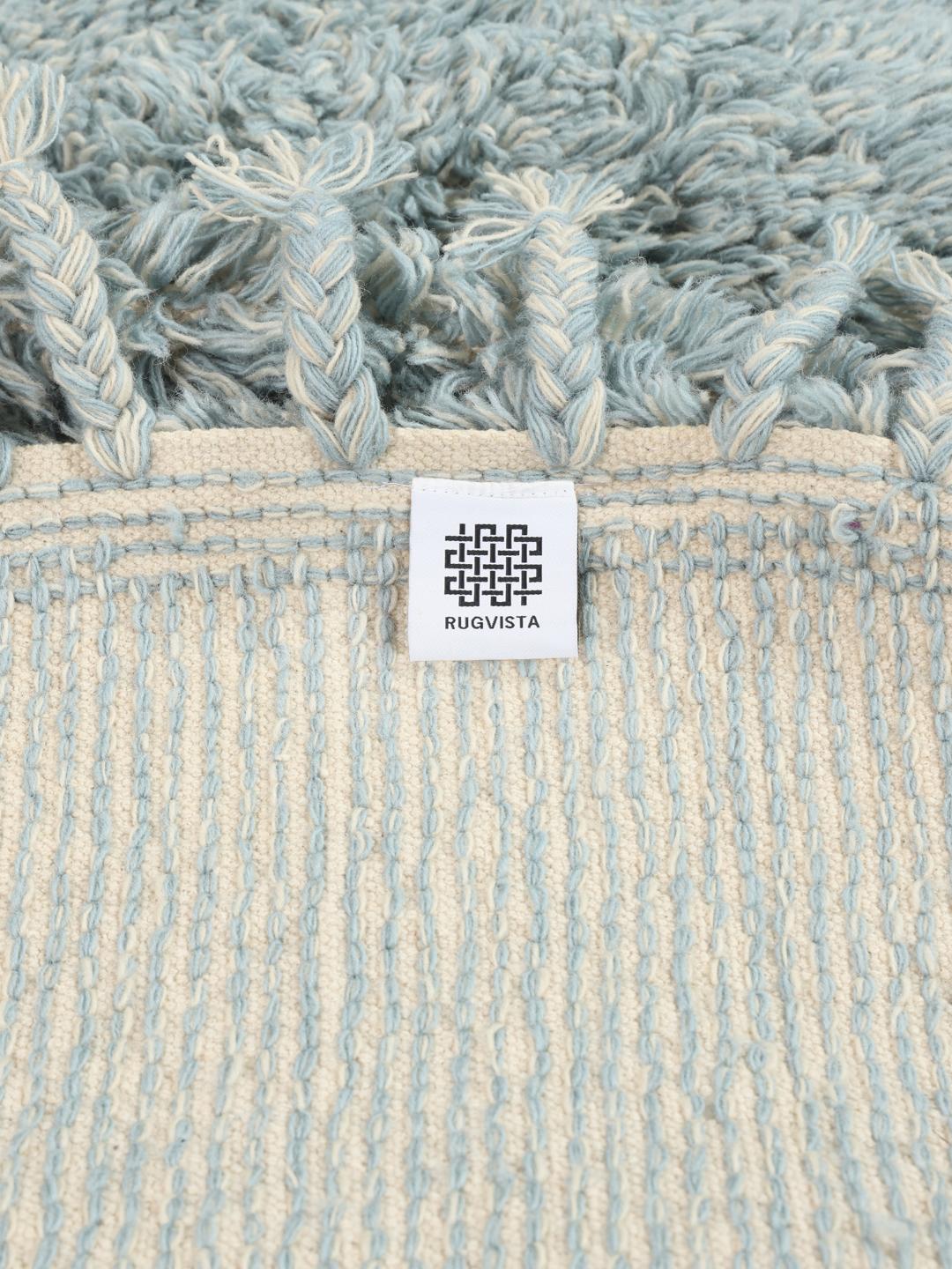 Rundt blåt shaggy-tæppe med frynsedetaljer