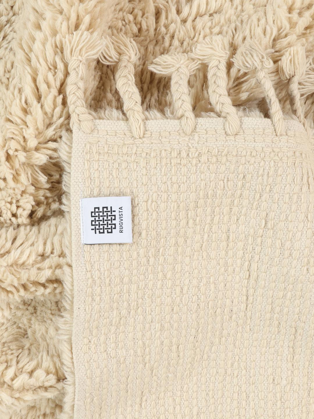 Offwhite shaggy tapijt met een dikke pool en franjes