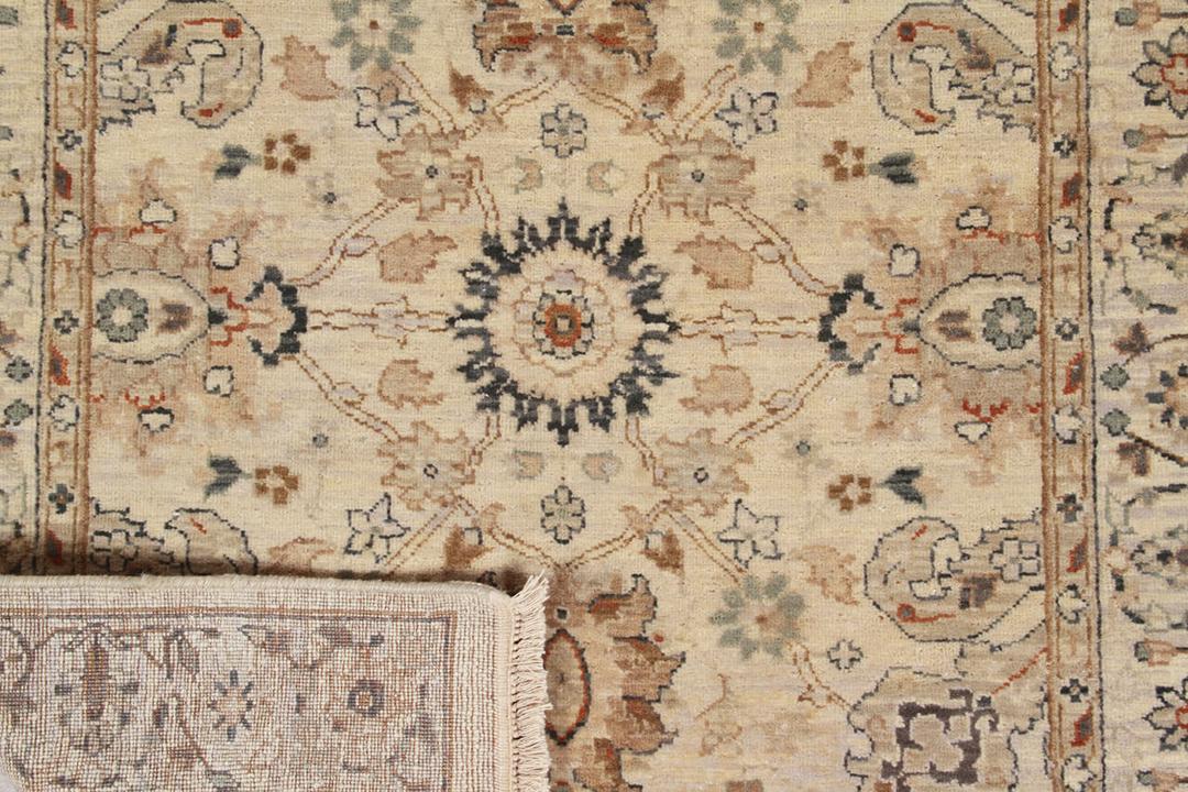 Een klassieke beige handgeknoopte loper uit India met sierlijke bloemmotieven