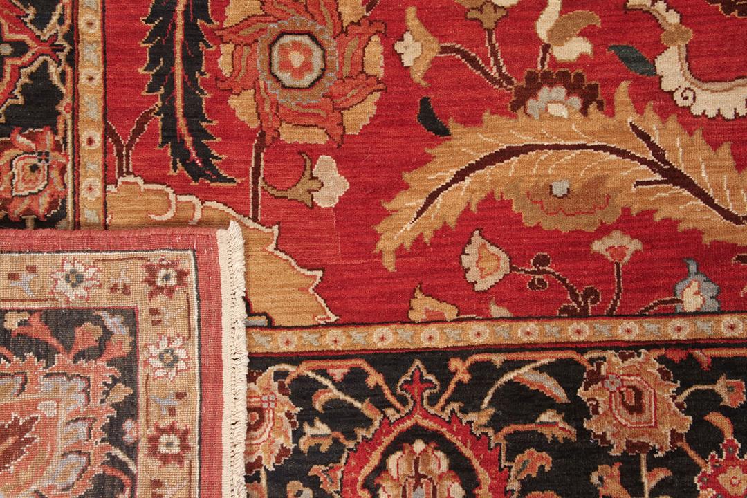 Håndknyttet indisk tæppe med detaljeret blomsterdesign og rød farvepalette