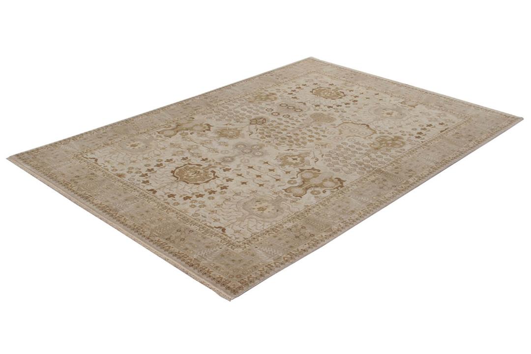 Een handgeknoopt beige bloementapijt uit India
