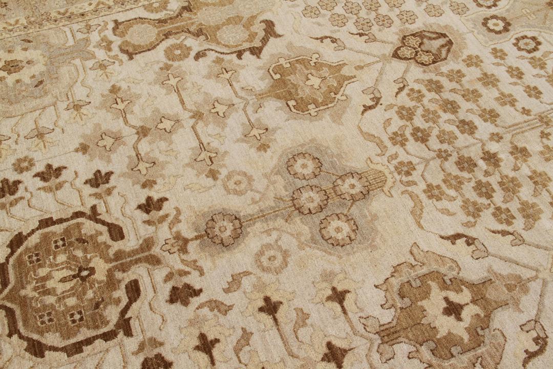 Een handgeknoopt beige bloementapijt uit India