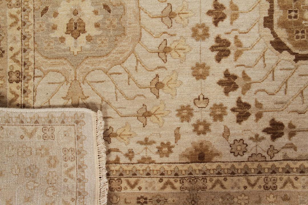 Een handgeknoopt beige bloementapijt uit India