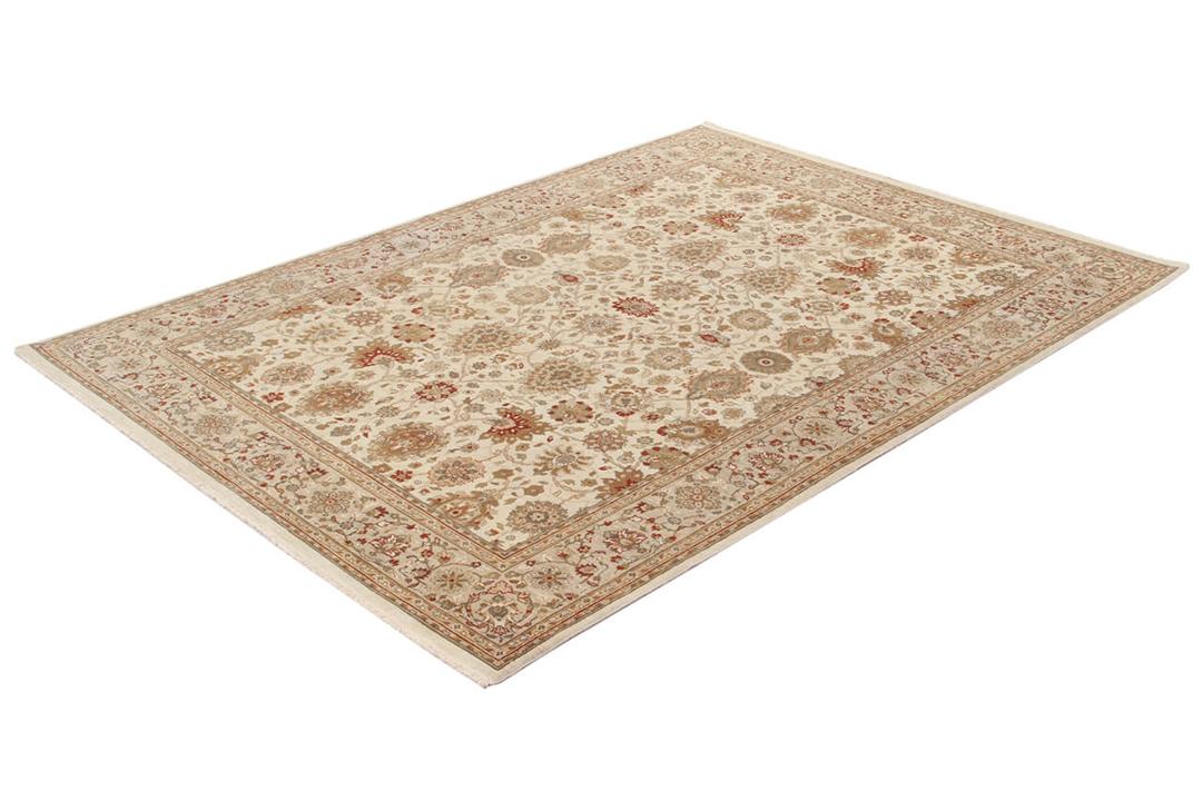 Handgeknoopt Indiaas kleed met een klassiek bloemmotief in beige en rode tinten.