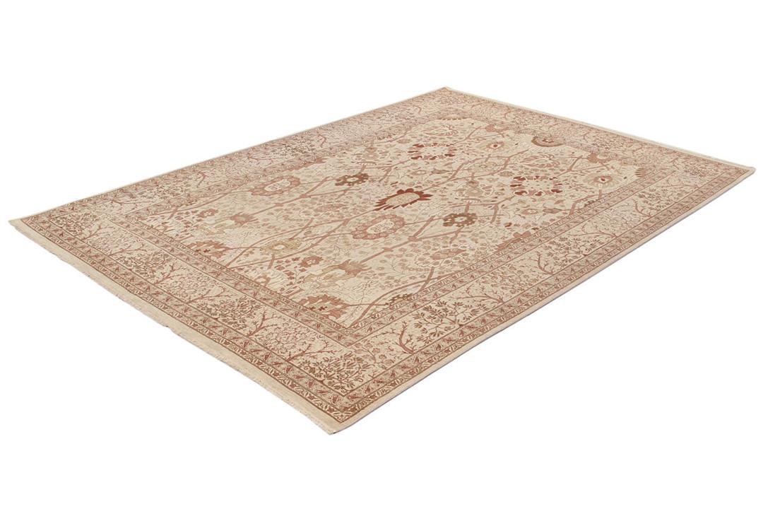 Handgeknoopt Indiaas tapijt met bloemmotieven in beige en rode tinten.