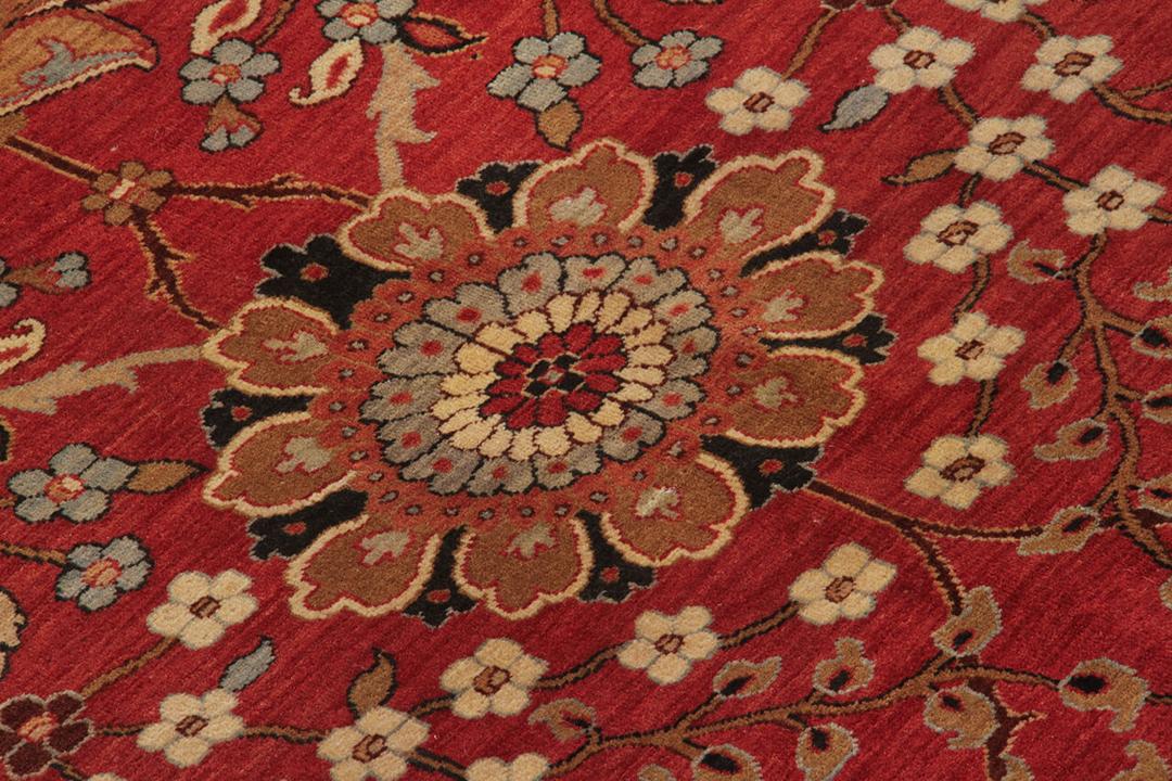 Alfombra tejida a mano de la India con un diseño floral rojo