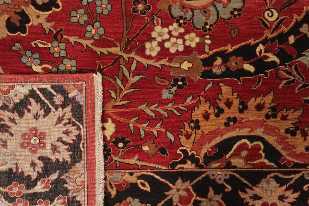 Alfombra tejida a mano de la India con un diseño floral rojo