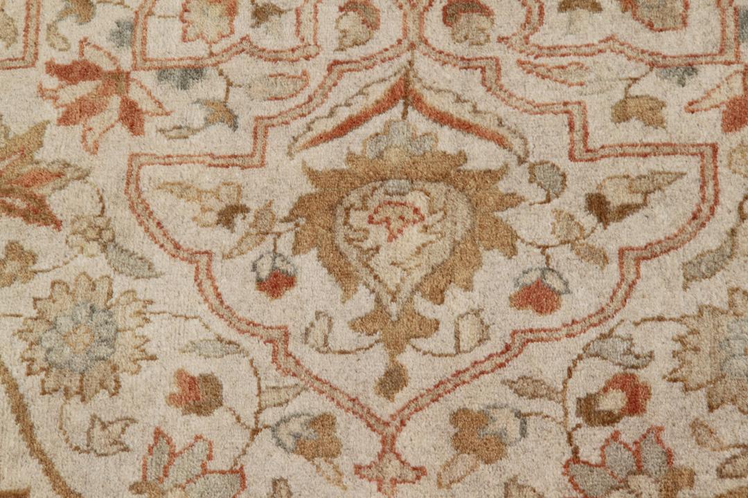 Een handgeknoopt klassiek oosters tapijt uit India met een beige en roestkleurig bloemmotief
