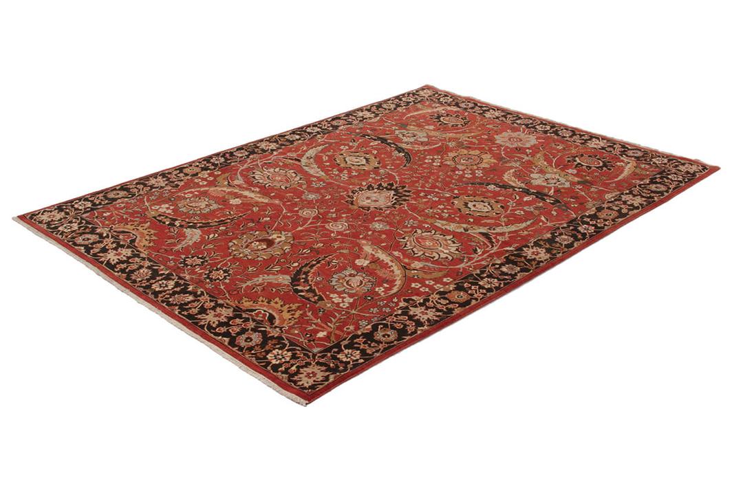 Alfombra india anudada a mano con un rico patrón floral rojo