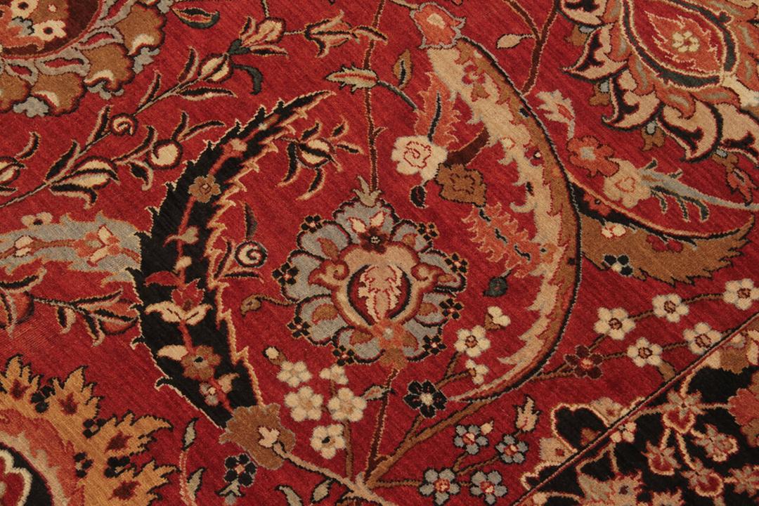 Alfombra india anudada a mano con un rico patrón floral rojo