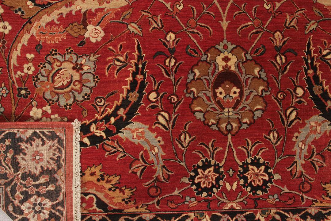 Alfombra india anudada a mano con un rico patrón floral rojo