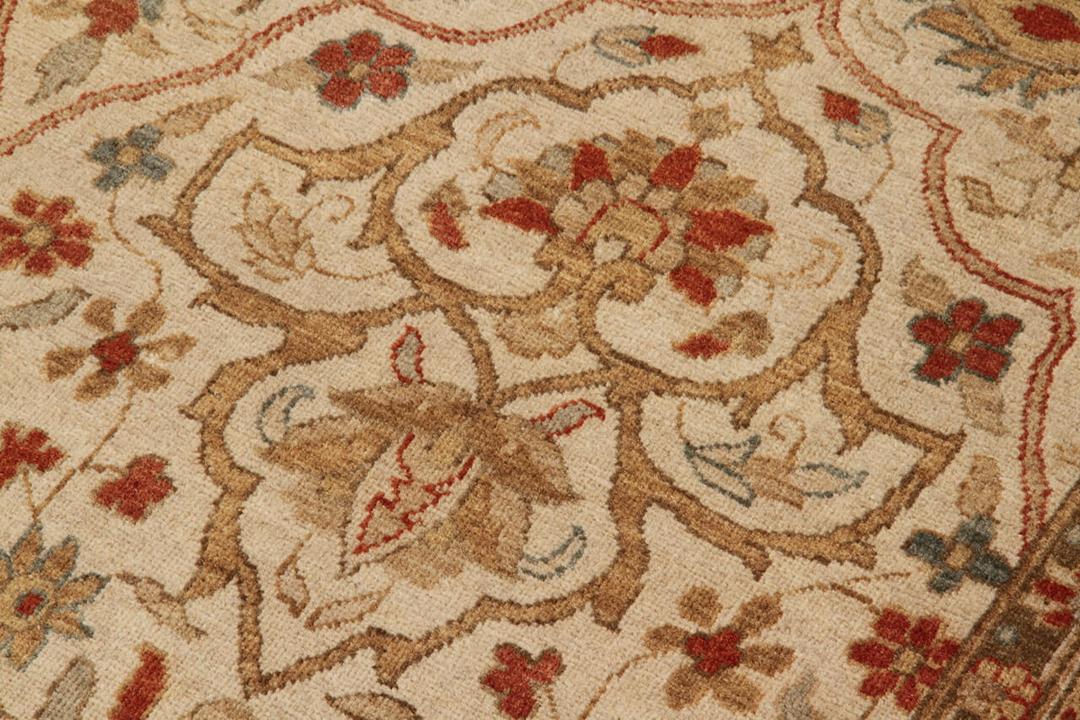 Håndknyttet indisk tæppe med blomstermønster i beige og blød rød