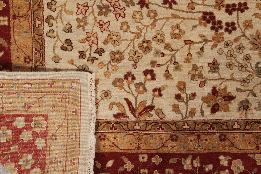 Handgeknoopt Klassiek Oosters tapijt uit India met beige en rode bloemmotieven
