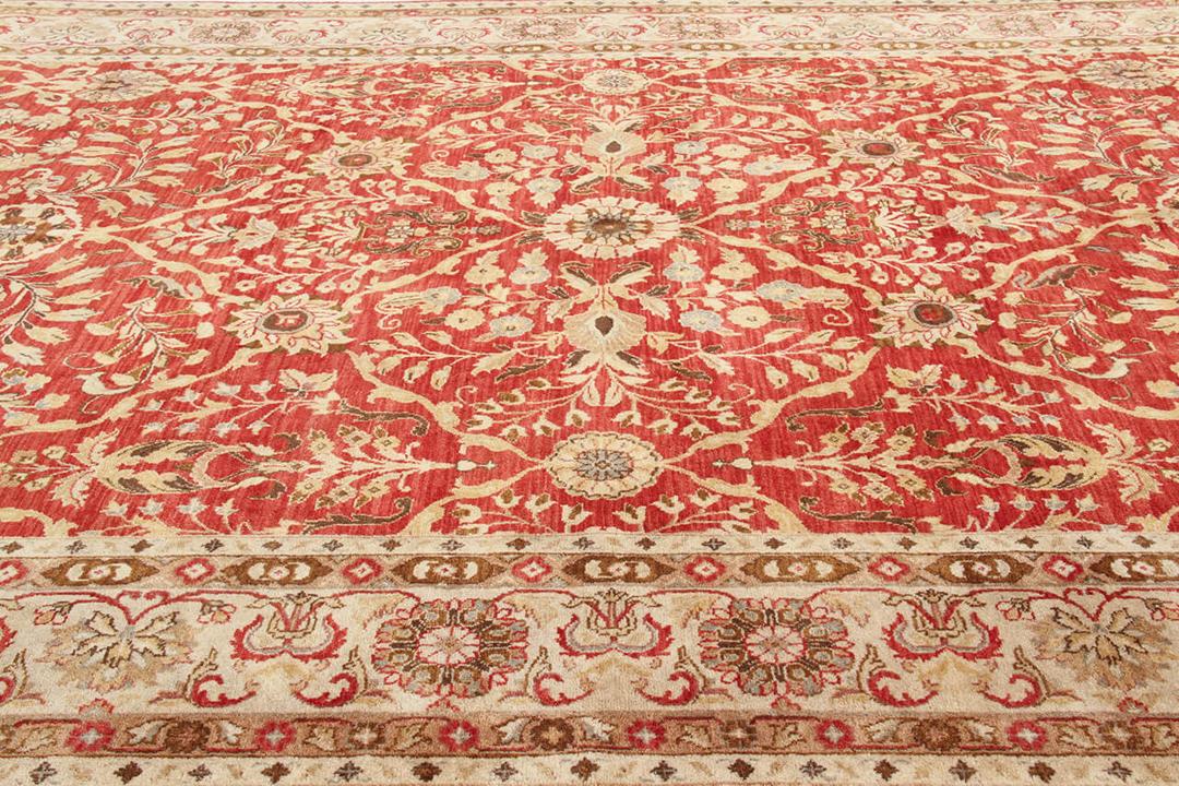 Handgeknoopt Indiaas tapijt met een rijk rood bloemenpatroon.