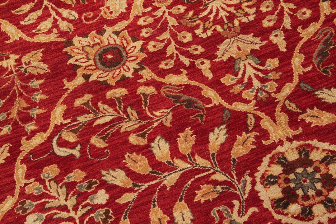 Handgeknoopt Indiaas tapijt in het rood met traditionele bloemmotieven
