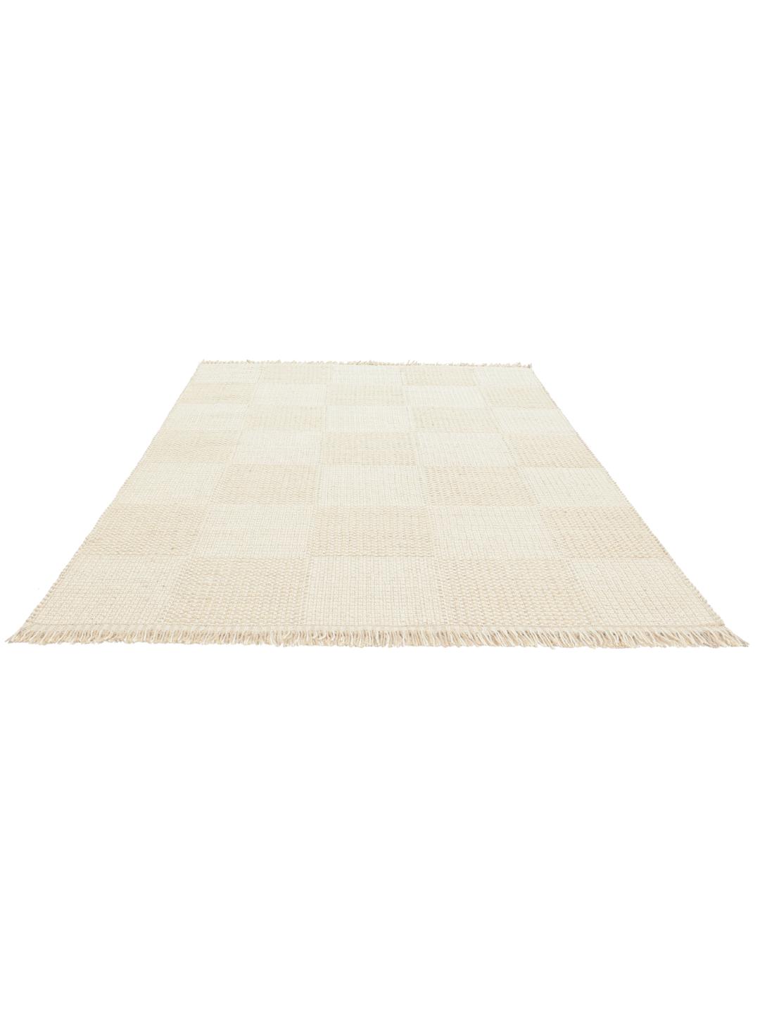 Beige og hvidt ternet tæppe med frynsedetaljer