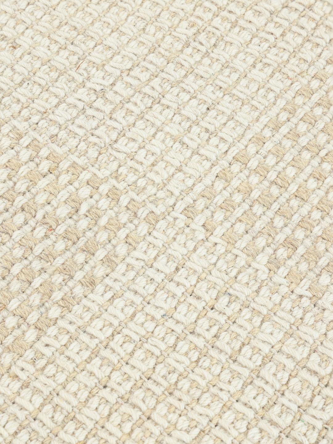 Beige og hvidt ternet tæppe med frynsedetaljer