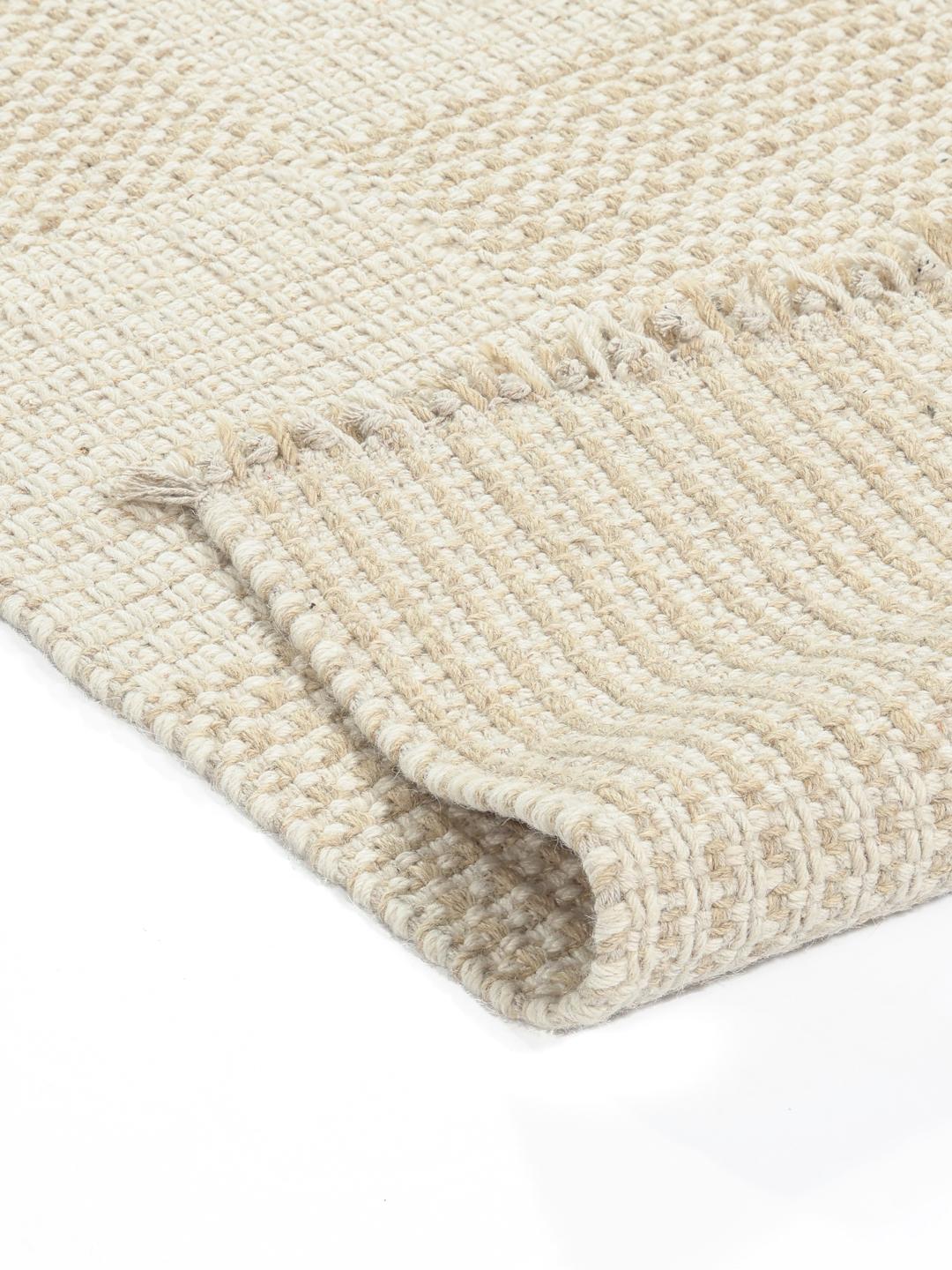 Beige og hvidt ternet tæppe med frynsedetaljer