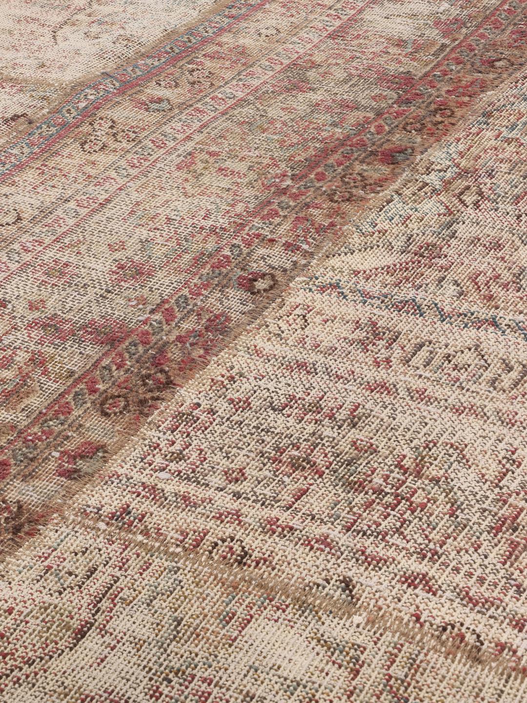 Handgemaakt patchwork-tapijt uit het Midden-Oosten in beige en donkerrode tinten