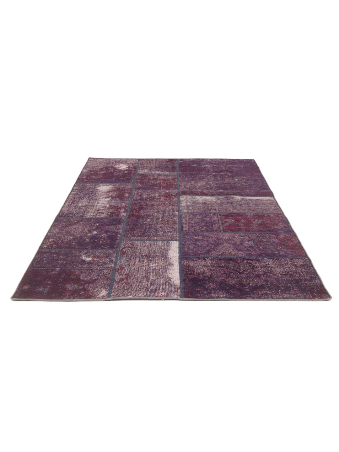 Et unikt patchwork-tæppe fra Mellemøsten med en mørkelilla farvepalette.