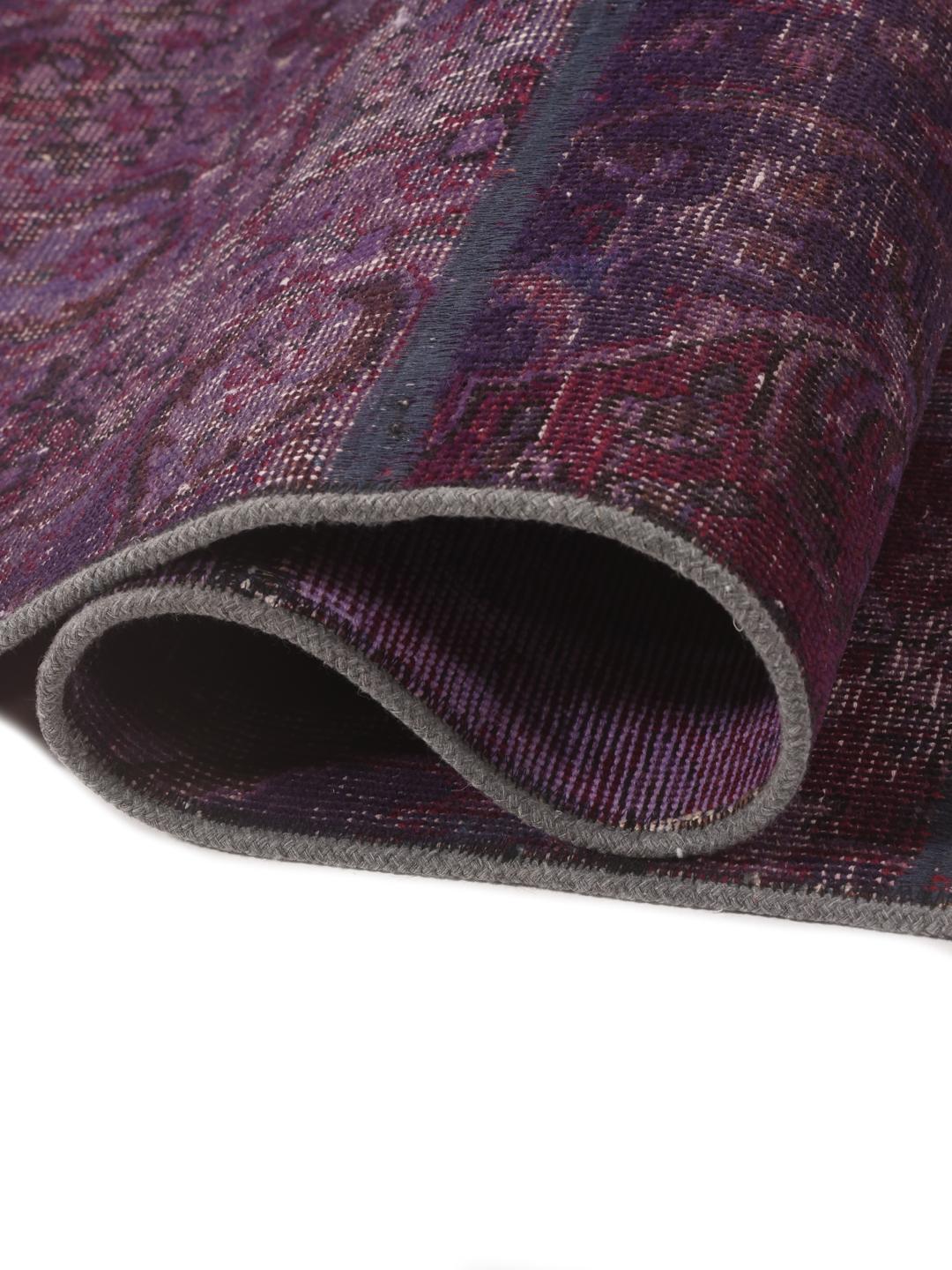 Et unikt patchwork-tæppe fra Mellemøsten med en mørkelilla farvepalette.