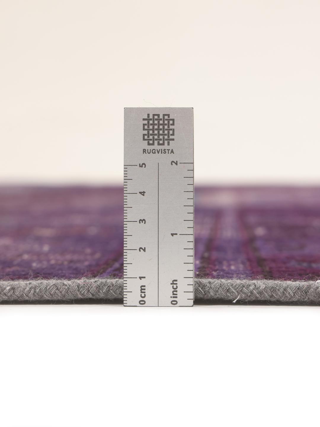 Et unikt patchwork-tæppe fra Mellemøsten med en mørkelilla farvepalette.