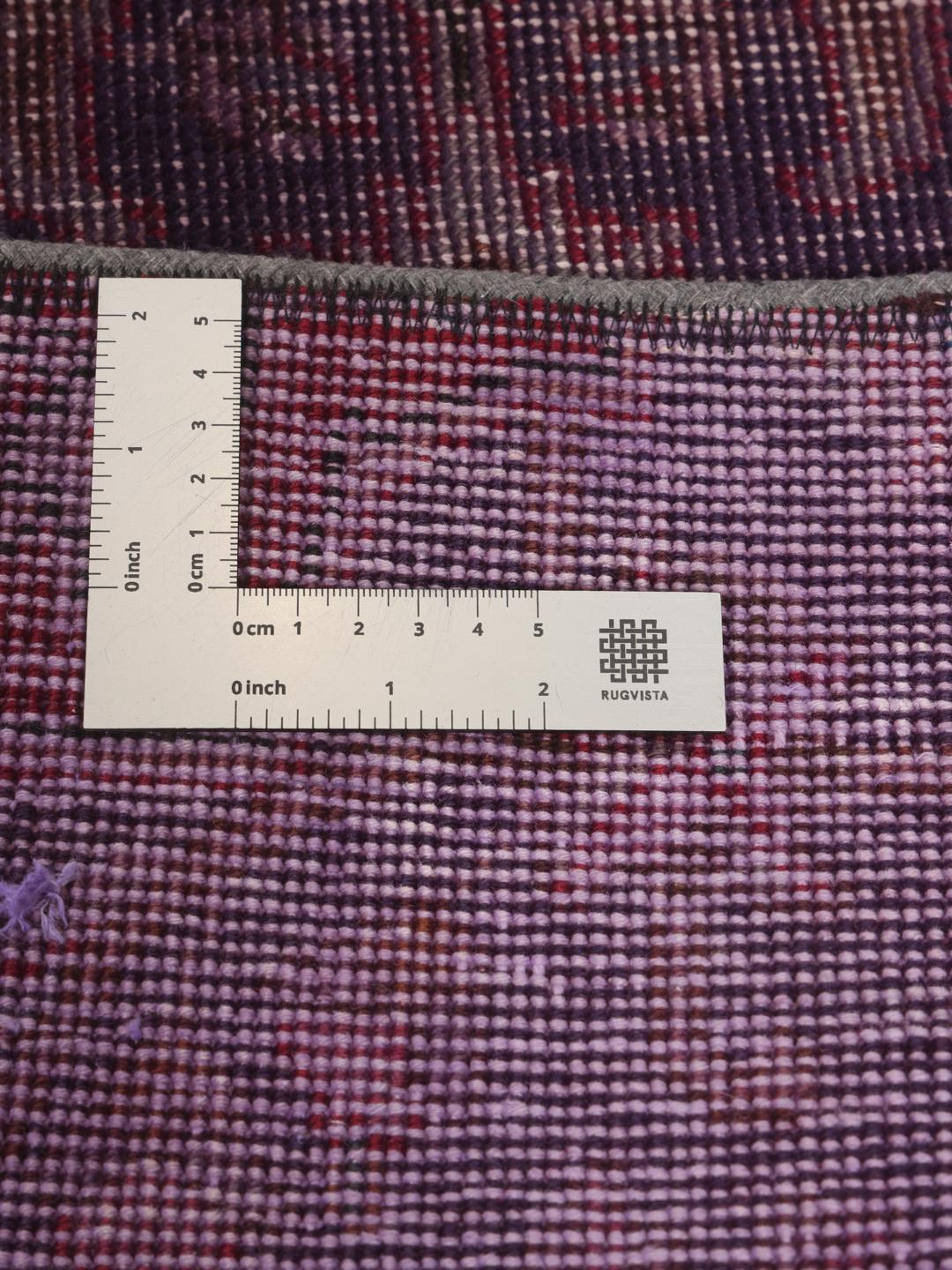 Et unikt patchwork-tæppe fra Mellemøsten med en mørkelilla farvepalette.