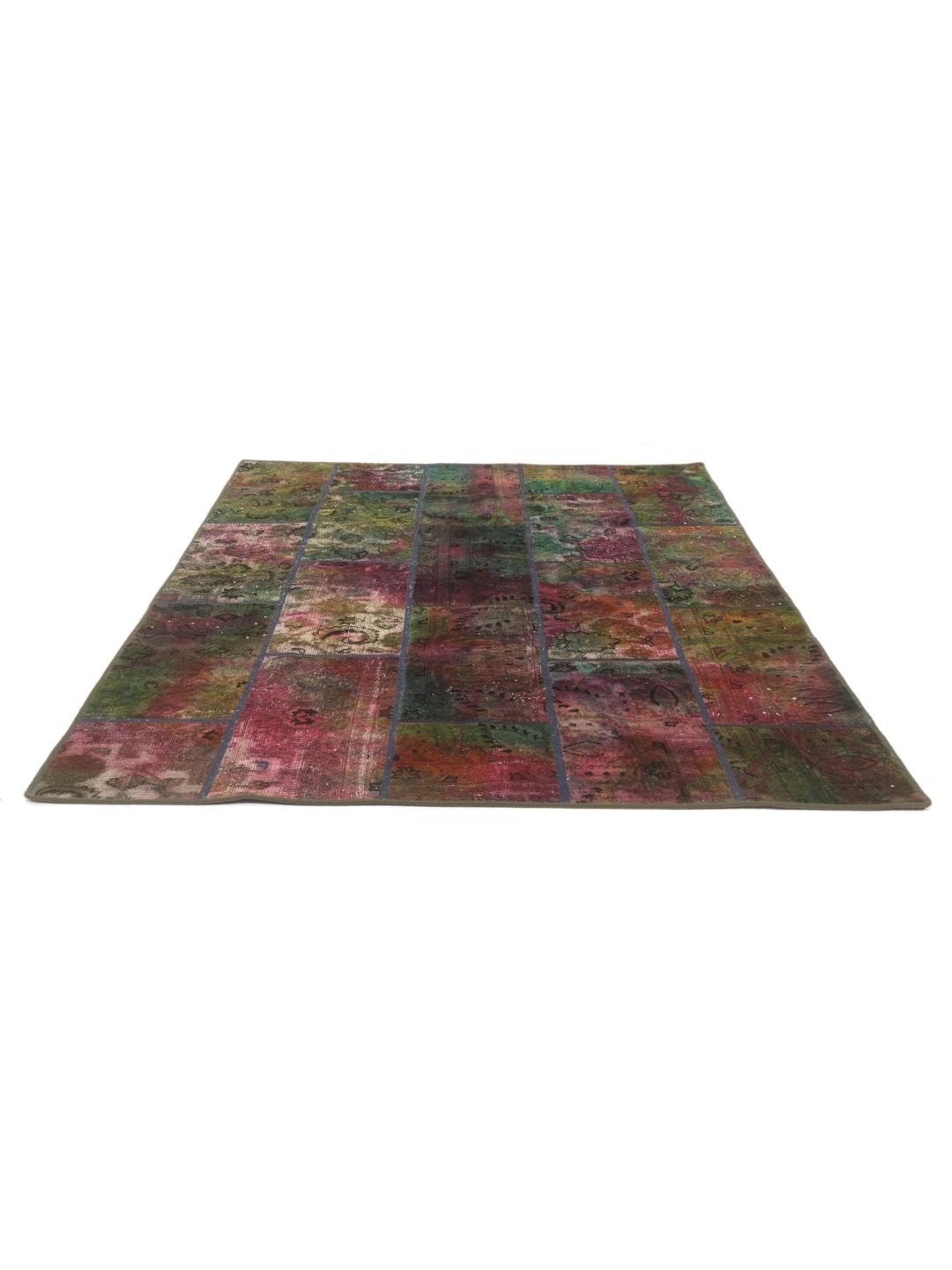 Et levende rektangulært patchwork-tæppe med forskellige tekstilmønstre fra Mellemøsten i nuancer af grøn, rød og mørke toner.