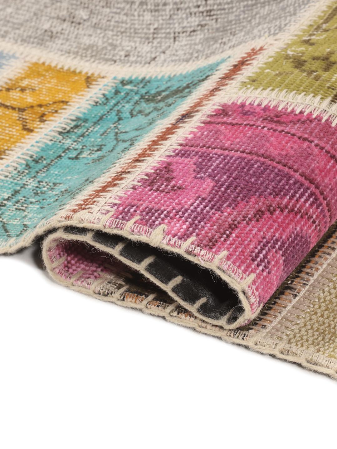 Et levende og unikt patchwork-teppe fra Tyrkia med et flerfarget design.
