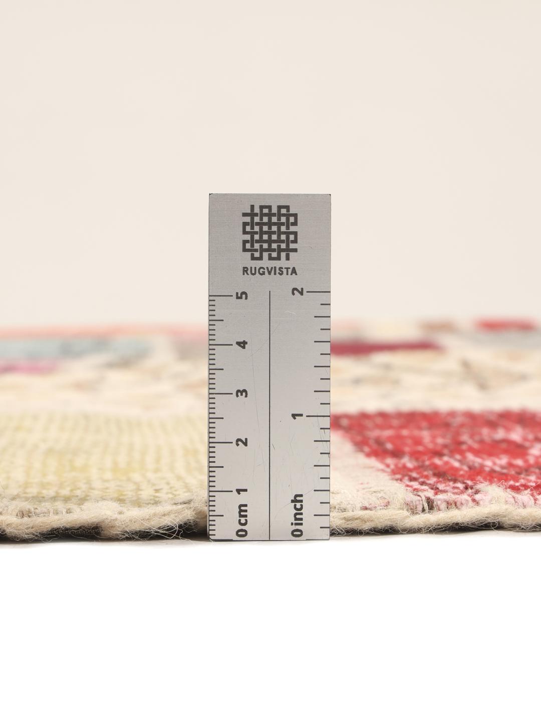 Et levende og unikt patchwork-teppe fra Tyrkia med et flerfarget design.