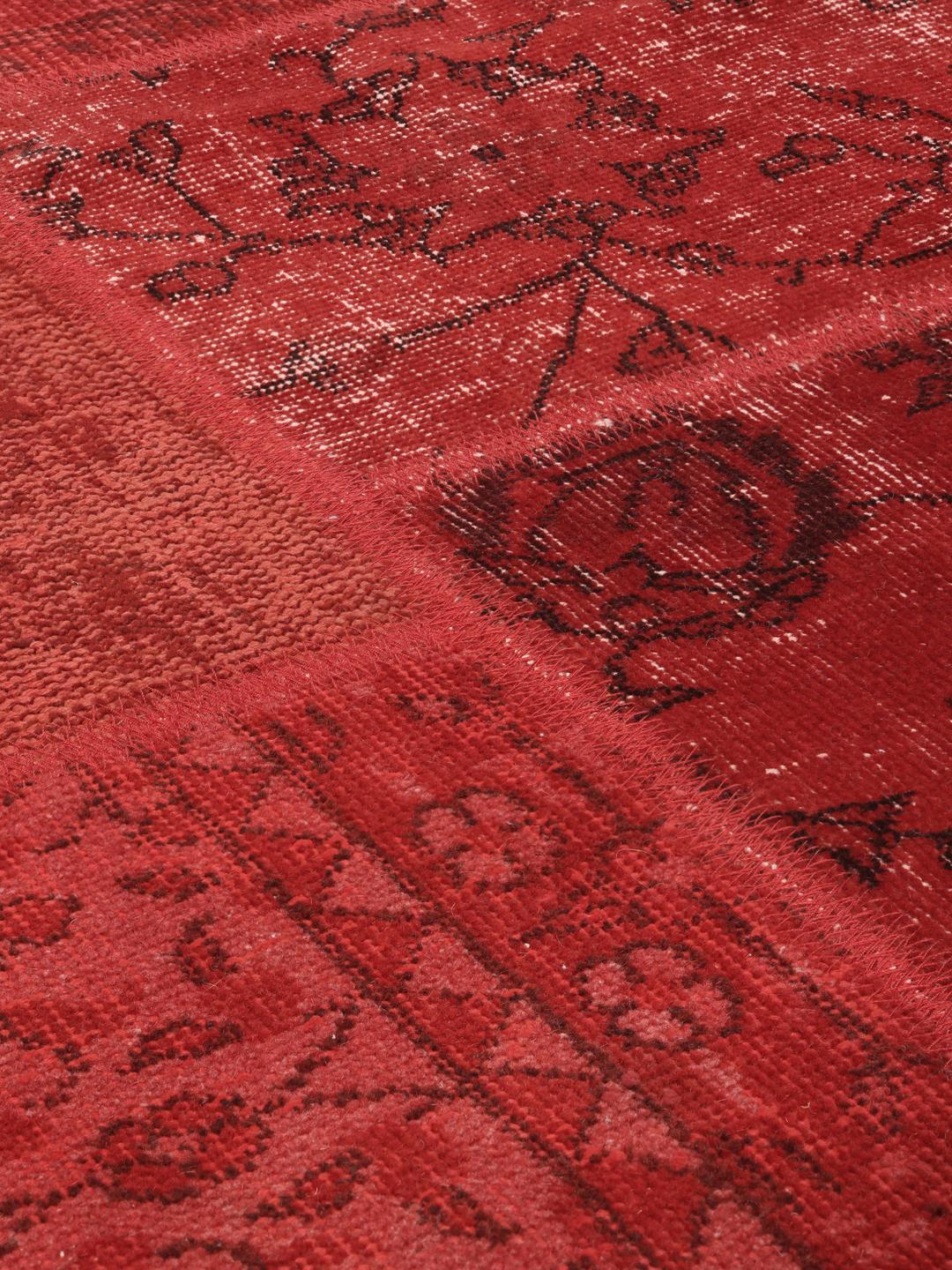 Handgeknoopt Patchwork tapijt uit Turkije met een donkerrood kleurenpalet