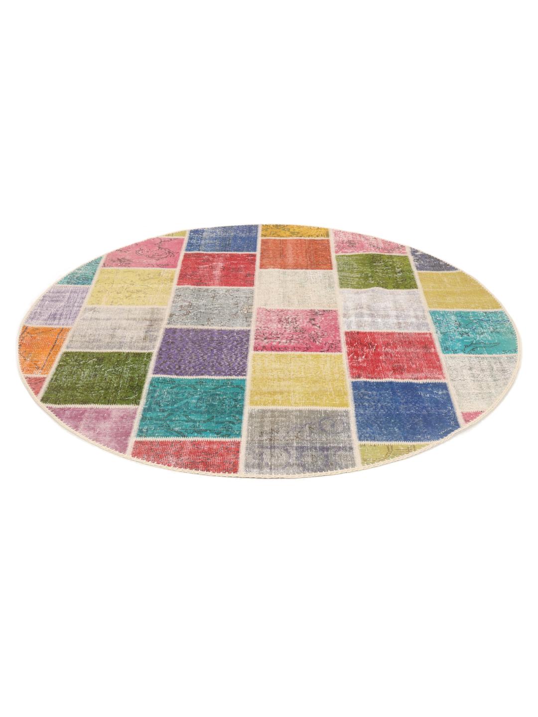 Een levendig rond patchwork tapijt met veelkleurige vierkanten, handgeknoopt in Turkije.