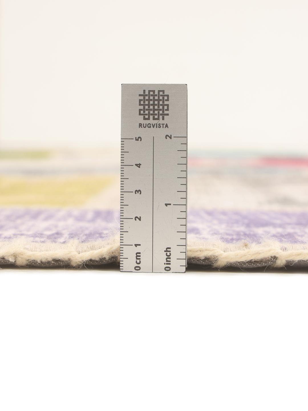 Een levendig rond patchwork tapijt met veelkleurige vierkanten, handgeknoopt in Turkije.