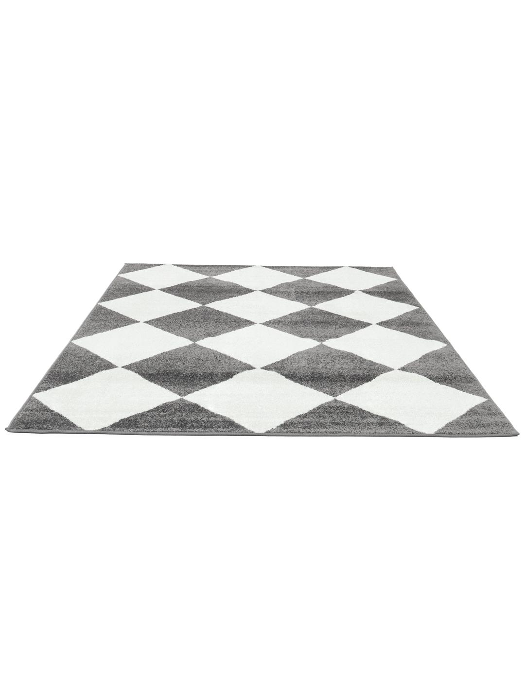 Tapis blanc et gris avec un motif de losanges
