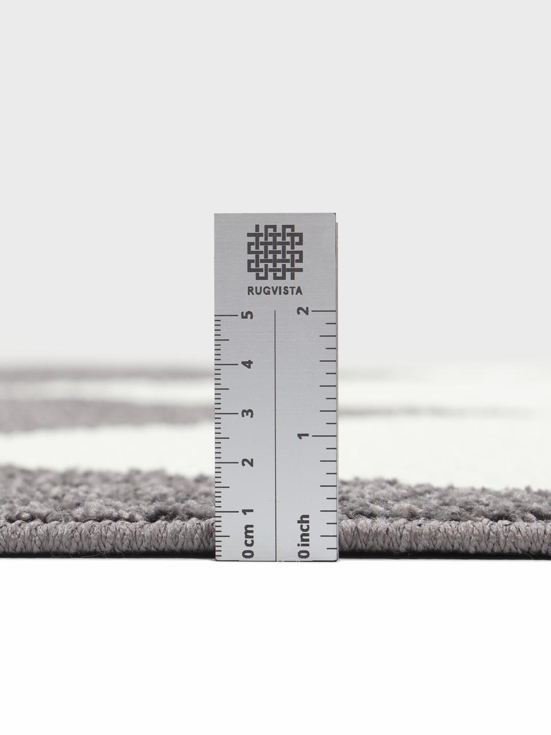 Tapis blanc et gris avec un motif de losanges