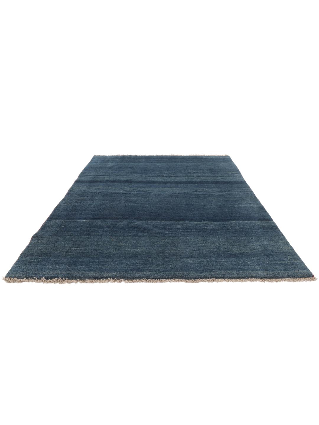Een handgeknoopt blauw Gabbeh Fine tapijt uit het Midden-Oosten met een minimalistisch ontwerp.