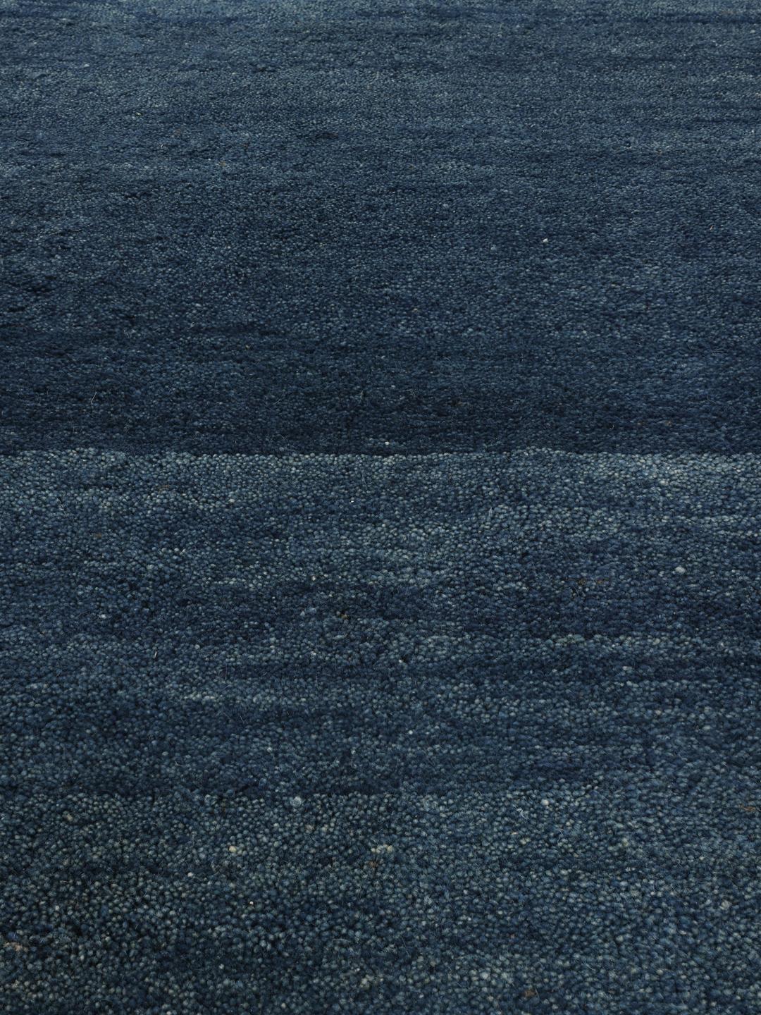 Een handgeknoopt blauw Gabbeh Fine tapijt uit het Midden-Oosten met een minimalistisch ontwerp.