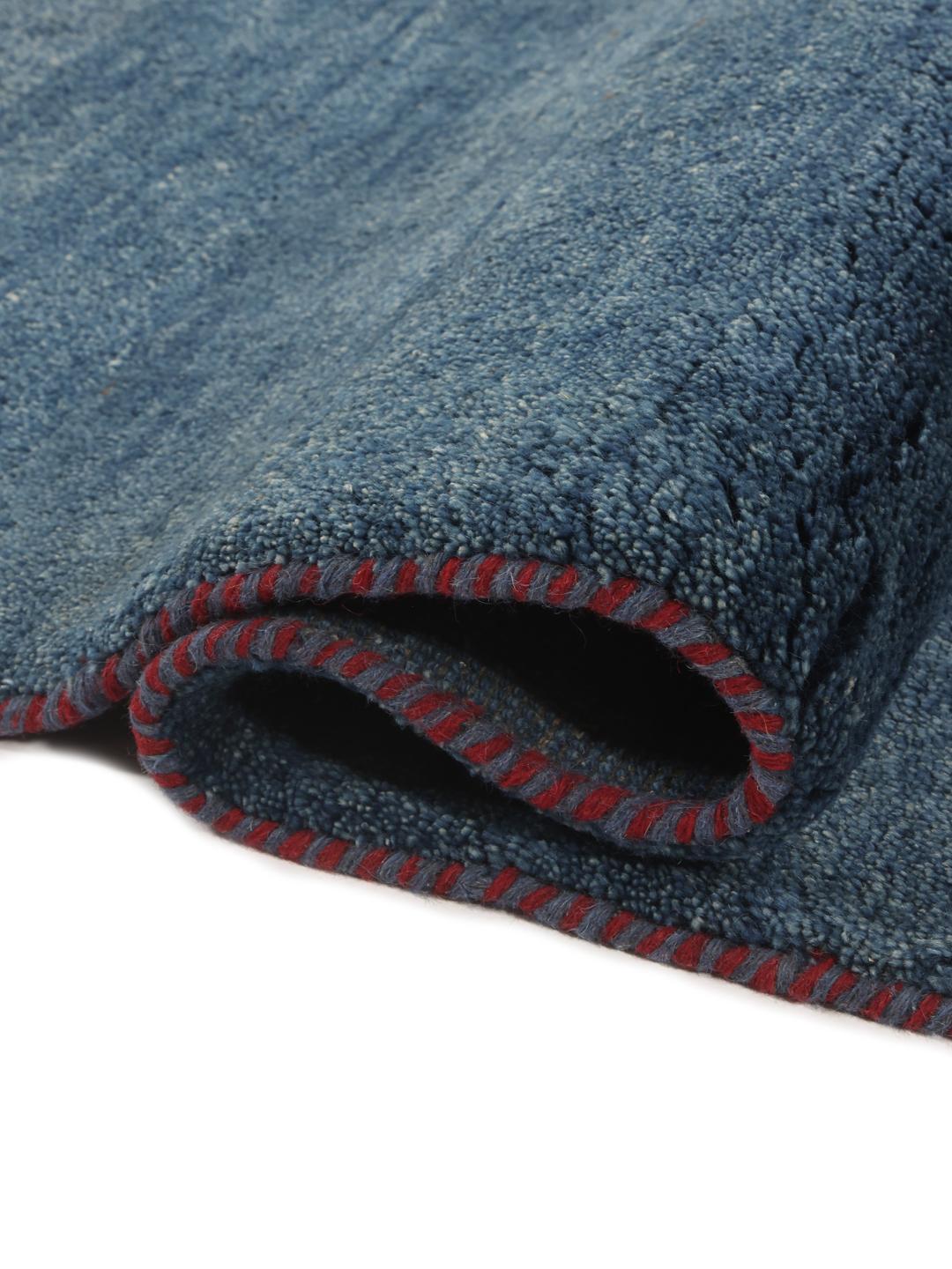 Een handgeknoopt blauw Gabbeh Fine tapijt uit het Midden-Oosten met een minimalistisch ontwerp.