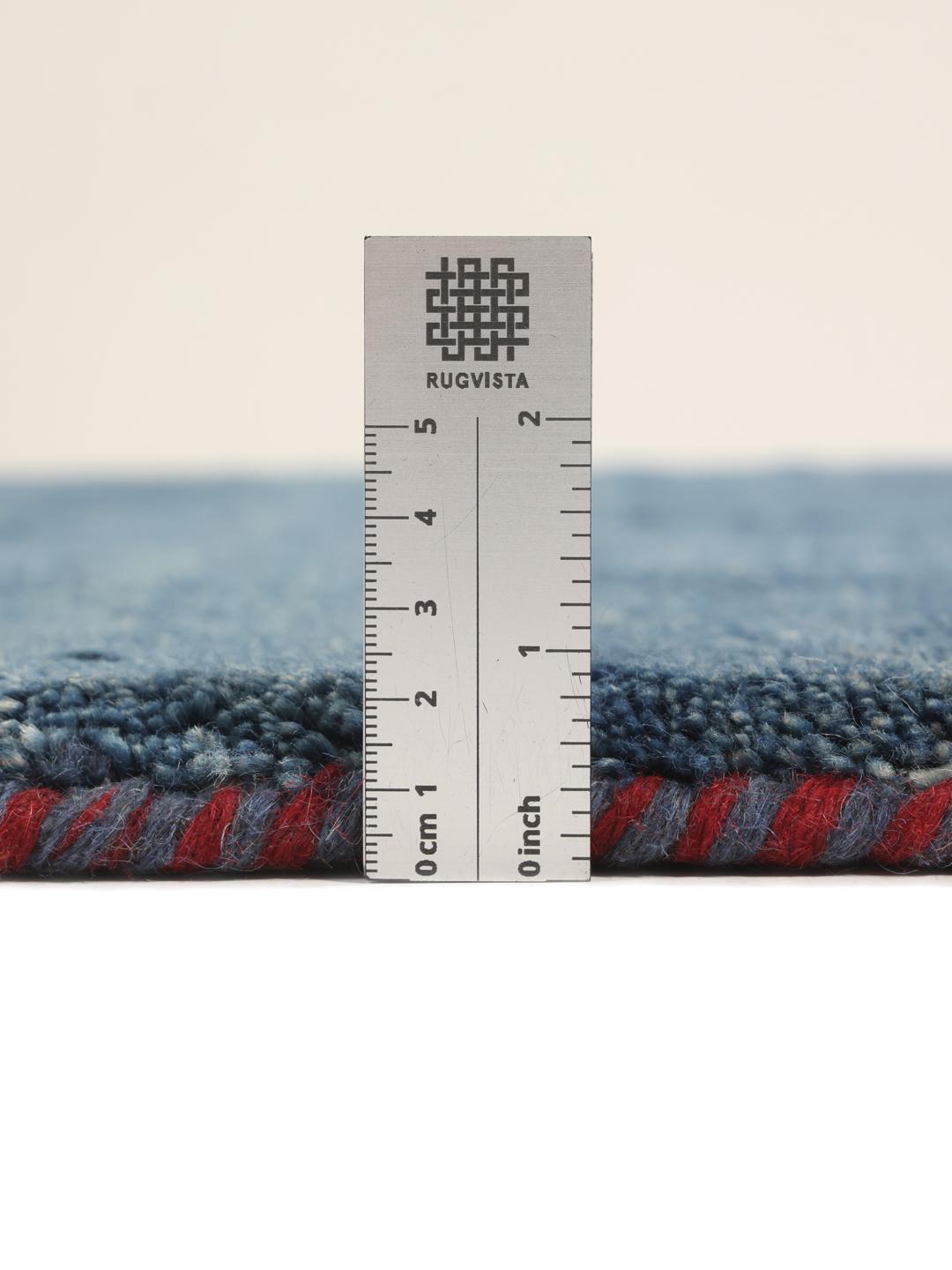 Een handgeknoopt blauw Gabbeh Fine tapijt uit het Midden-Oosten met een minimalistisch ontwerp.